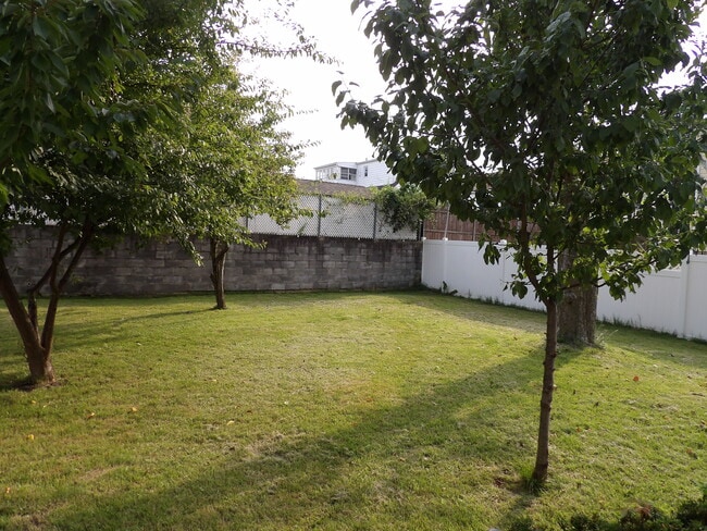 Lovely yard - 112 Jackson Ave