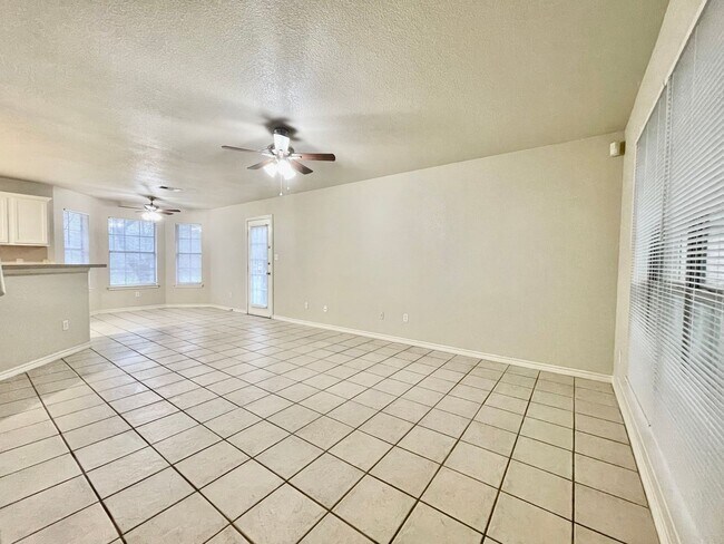 Foto del edificio - Comfort & Charm in Castle Forest - Reduced Deposit for Qualified Applicants!