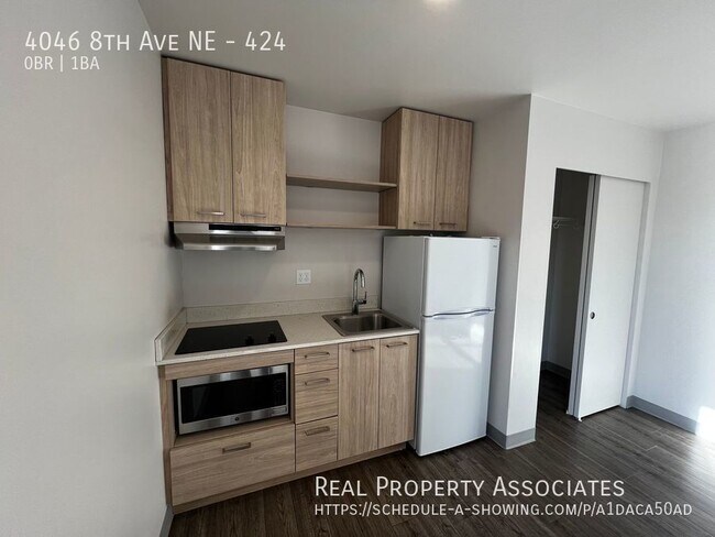 Building Photo - Walking distance to UW, shopping and publi...