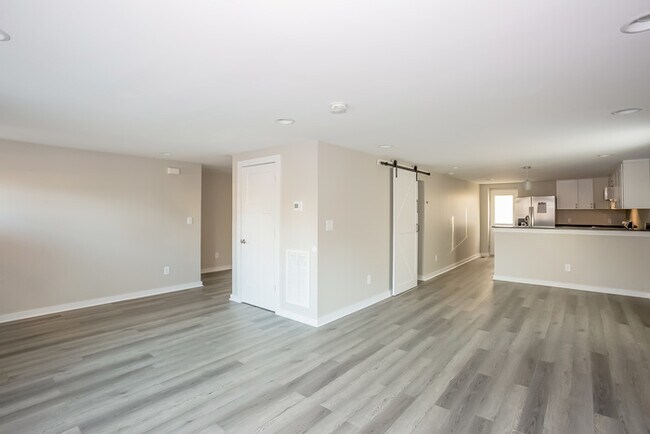 Building Photo - Adorable 3 Bedroom with Tons of Space!
