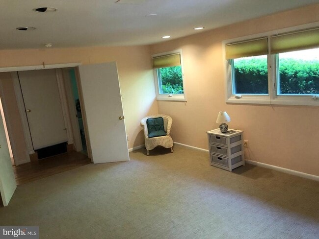 Building Photo - 9700 Kenmore Dr