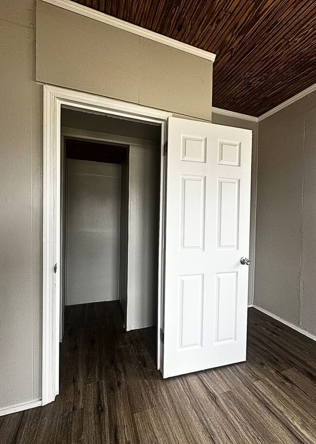 Building Photo - Charming Home