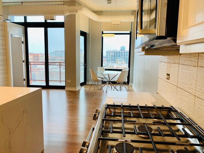 Foto del edificio - 740 W Fulton St