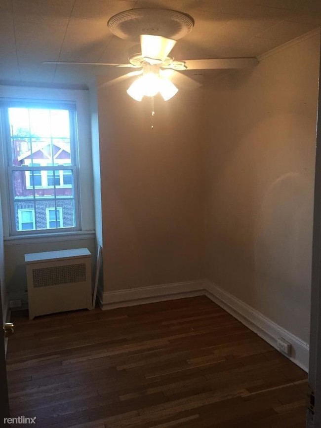 Building Photo - 2 br, 1 bath  - 2061 32nd St