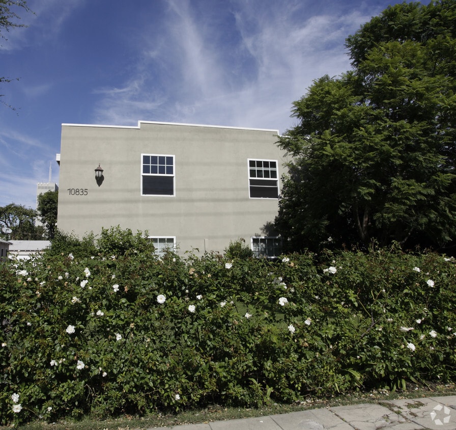Building Photo - 10835 Moorpark St