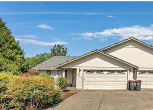 Building Photo - 522-524 Briarwood Dr