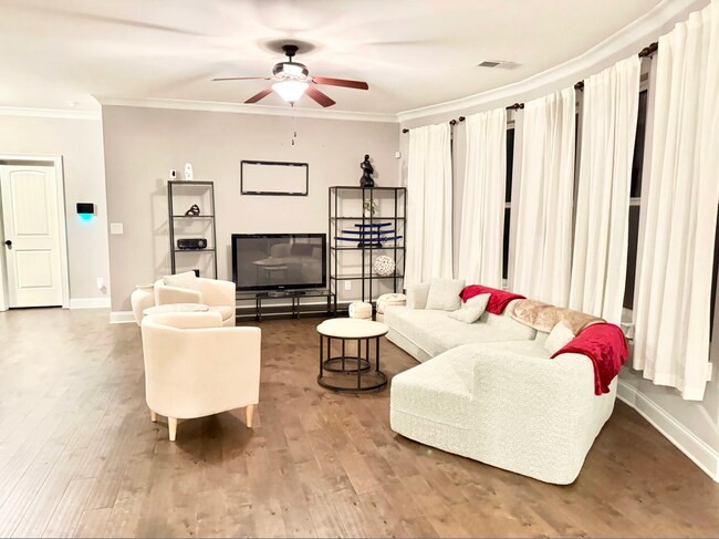 Foto del edificio - 819 Burch Creek Dr