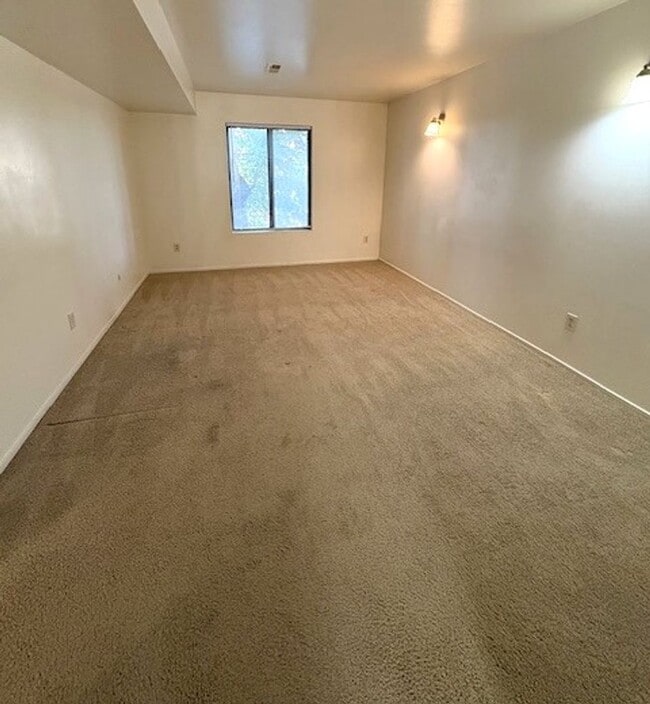 Building Photo - 1 Bedroom Condo Located near UofU!