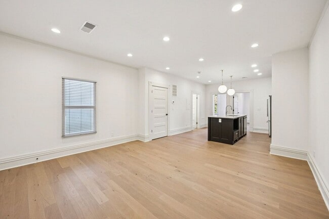 Interior Photo - 692 N High St