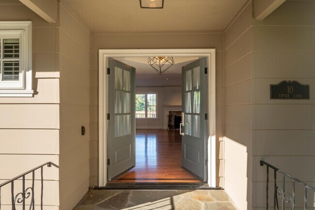 Building Photo - 10 Tiptoe Ln