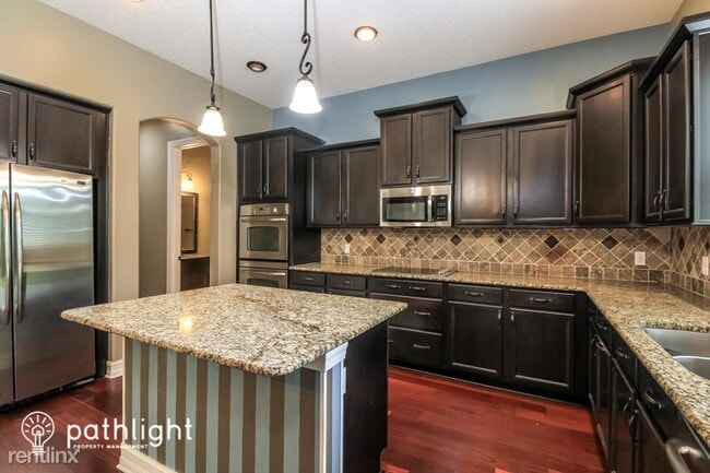 Building Photo - 5 br, 3 bath House - 1684 Fenton Avenue UNIT