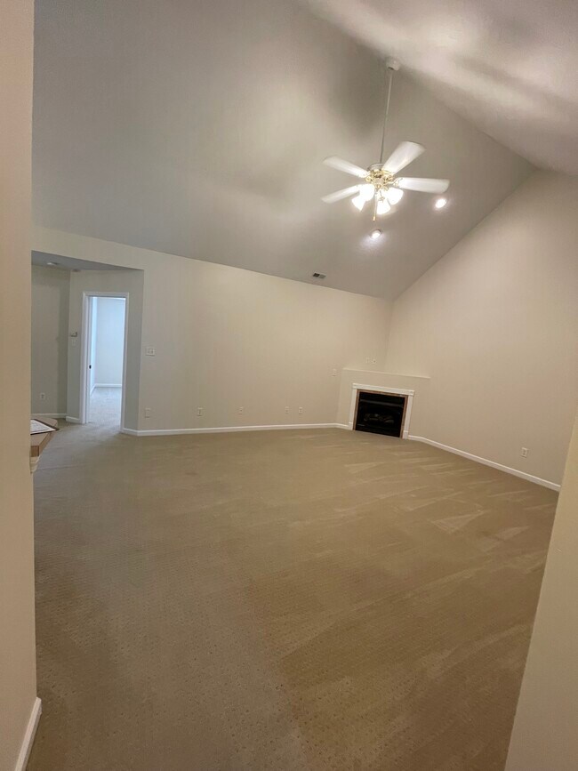 Spacious living room with ceiling fan - 3553 Oak Villa Way