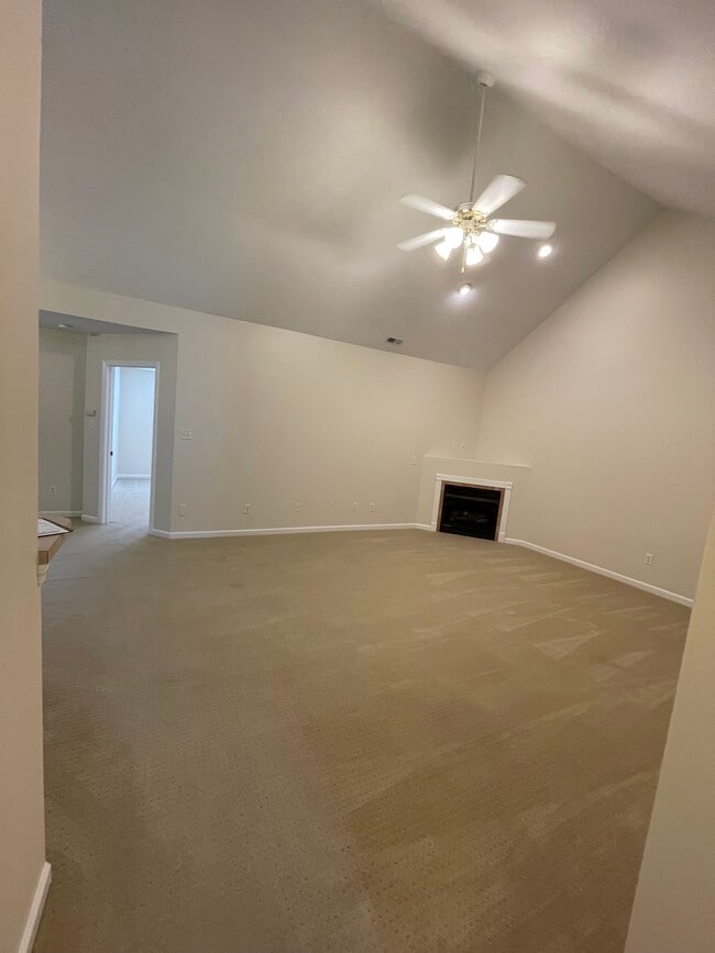 Spacious living room with ceiling fan - 3553 Oak Villa Way