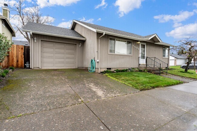 Foto del edificio - Large 2 bedroom 2 bathroom duplex with garage! $500 OFF YOUR FIRST MONTH’S RENT!