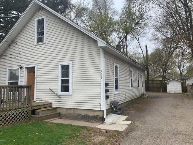 Building Photo - Whittier 3116