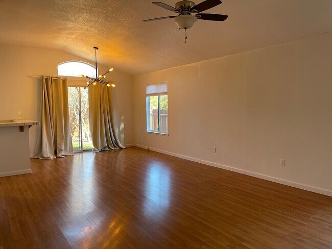 Foto del edificio - 4948 Bayridge Ln