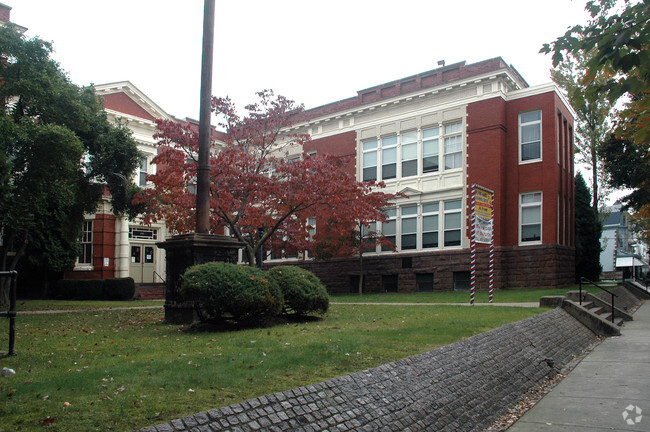 Grammary Court - Grammary Court Apartments