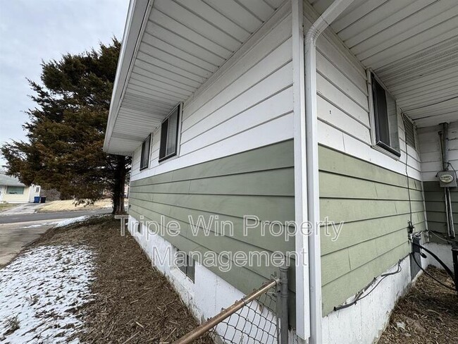 Building Photo - 220 Dundee Cir