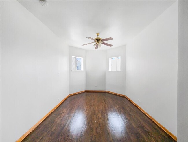 Foto del edificio - 3133 W Augusta Blvd