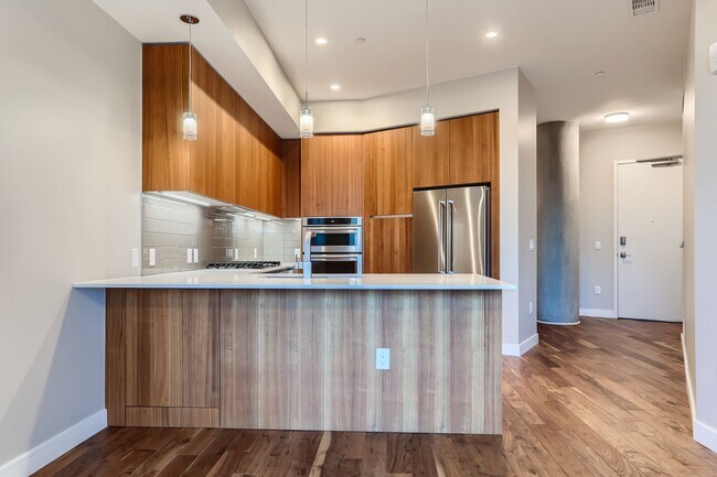 Foto del edificio - 1BD, 1.5BA Lakehouse Condo on the 6th Floor