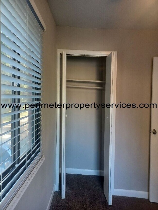 Building Photo - Newly Renovated Unit!!