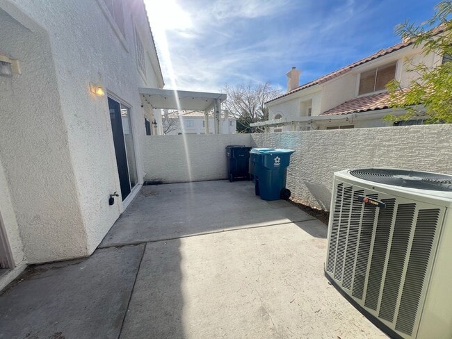 Foto del edificio - 3 bedroom, 2.5 bathroom home located in Henderson, NV!