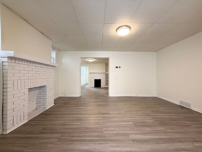 Foto del edificio - Updated 2 BR Apartment