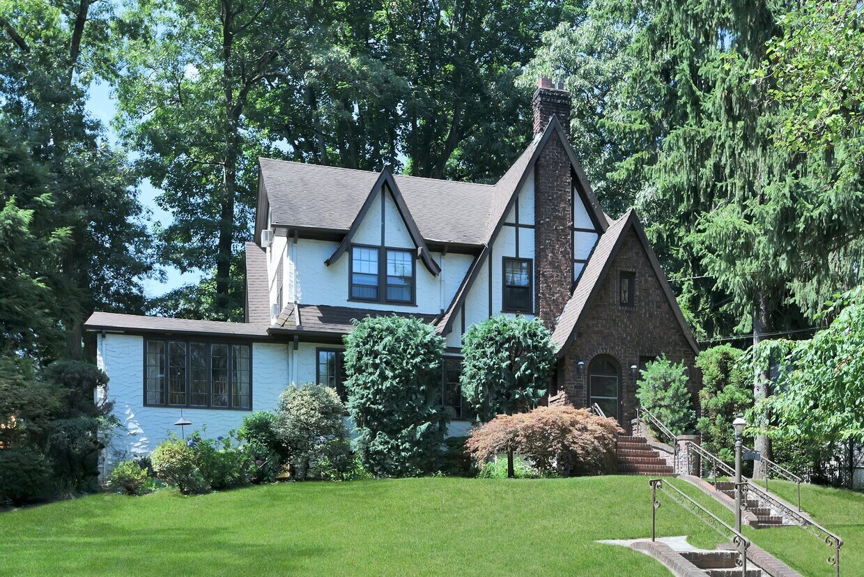 826 Hillcrest Rd, Ridgewood, NJ 07450 House for Rent in Ridgewood, NJ