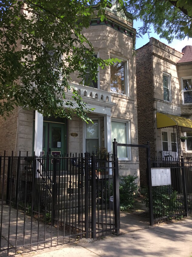 Furnished Historic Greystone 4 flat - 1913 N. Kimball Ave