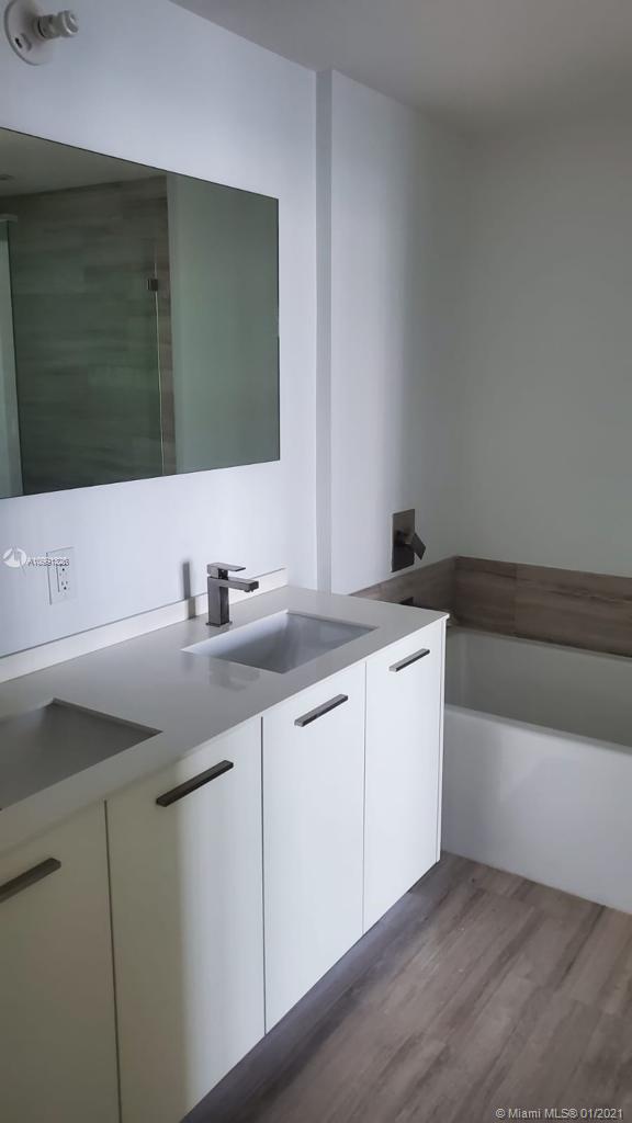 Foto del edificio - 1300 Brickell Bay Dr