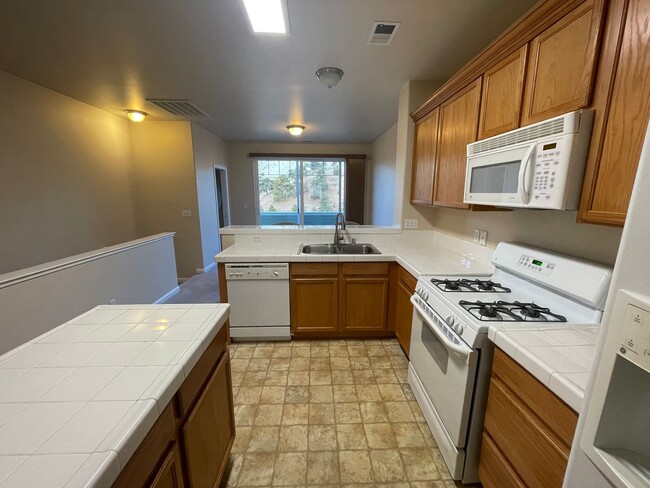 Building Photo - 2BR Townhome Close to UNR!