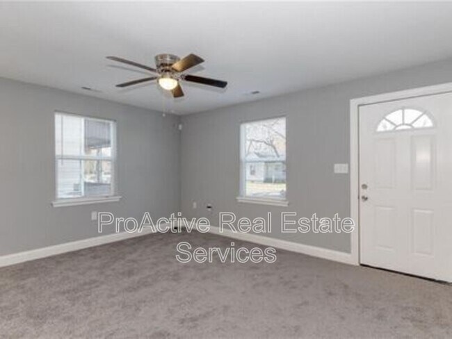 Building Photo - 1421 Des Moines Ave