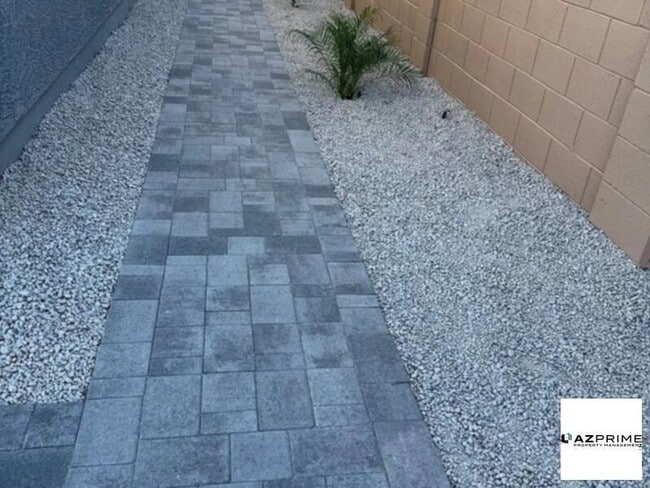 Foto del edificio - W Saddlehorn Rd