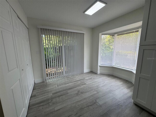 Foto del edificio - 475 Blue Bird St