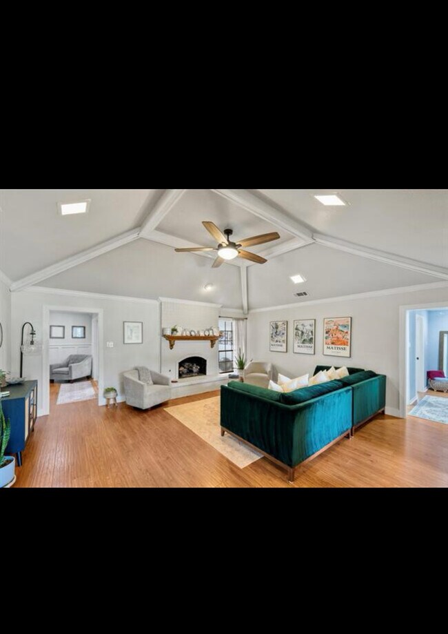 Foto del edificio - 100 N Spring Creek Dr