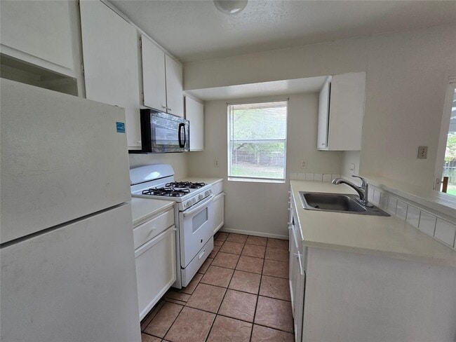 Building Photo - 1109 Village Green Dr