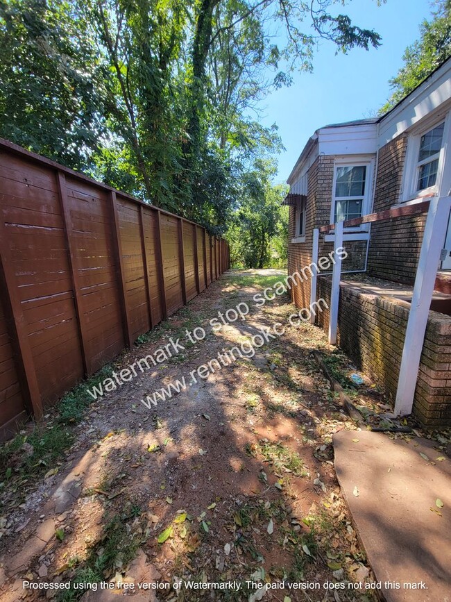 Building Photo - Cute all electric duplex ready to go!