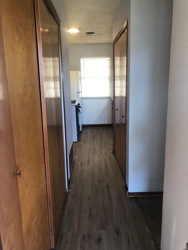 Building Photo - Located in Oakdale  3/1.5/2