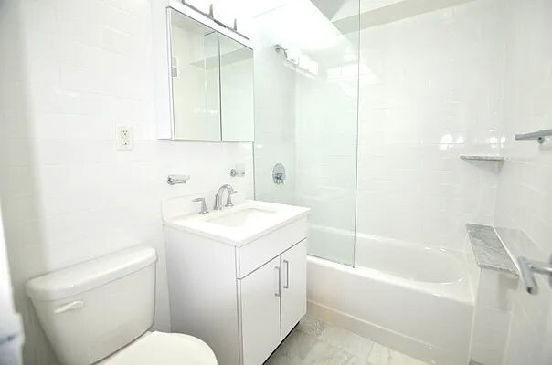 Foto del edificio - 157 E 57th St