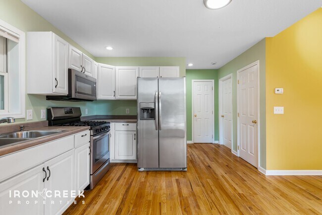 Foto del edificio - Charming Three-Bedroom Home with Solar Pow...
