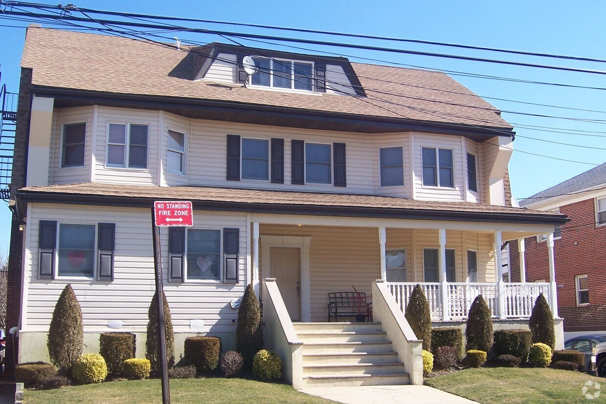 Foto principal - 172 Beach 129th St