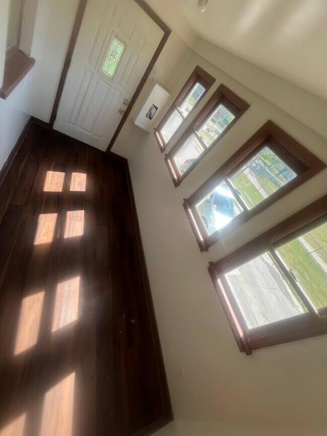 Building Photo - Spacious 3BR Lower Duplex Rental