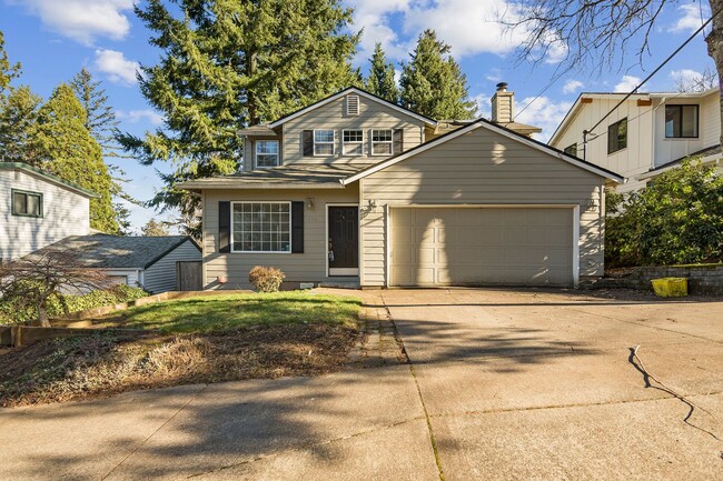 Building Photo - Spacious 4BD/3BTH Home Near Multnomah Village