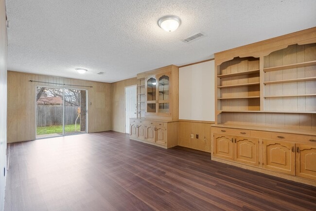 Building Photo - 2202 State St