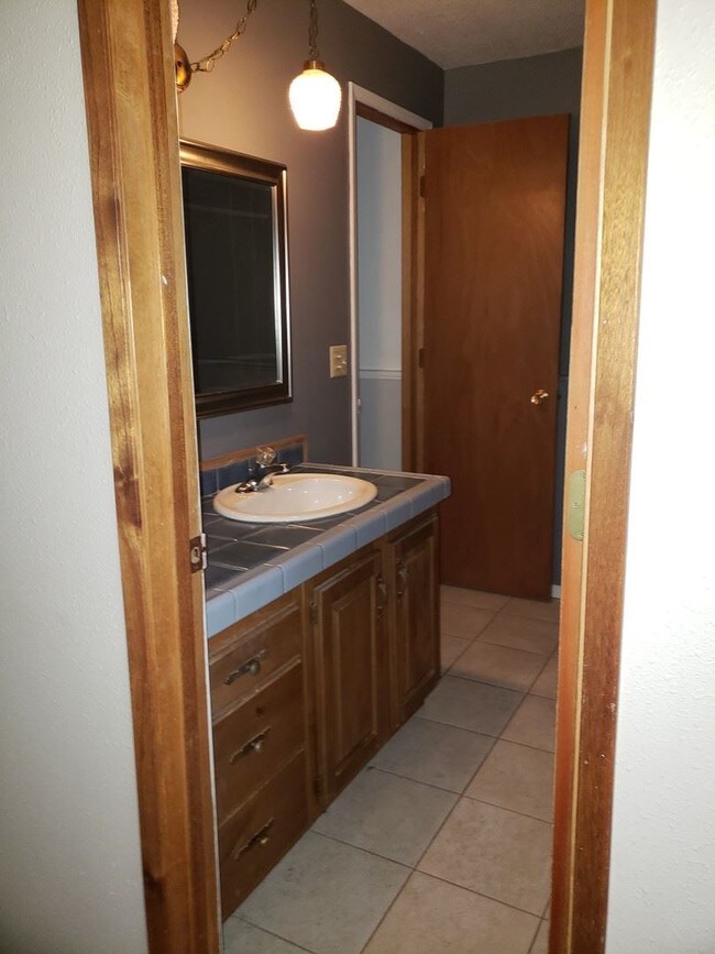 Foto del edificio - 3 br, 1.5 bath House - 232 W. 6th St.