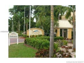 Building Photo - 9351 Fontainebleau Blvd