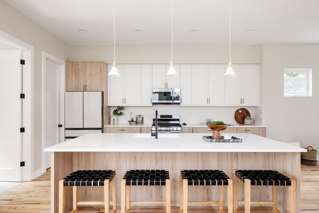Building Photo - LUX 4BD, 3BA Home with 2-Car Garage and Ba...