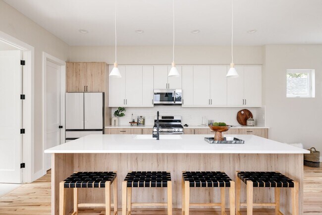 Foto del edificio - Modern 4BD, 3BA Home with 2-Car Garage and...