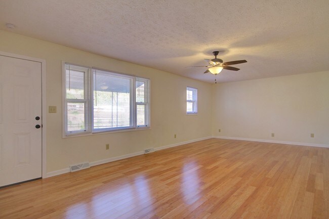 Foto del edificio - 338 S Austin Springs Rd