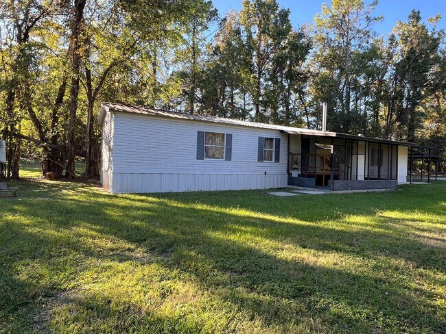 Foto del edificio - Three Bedroom Home with a Spacious Backyard